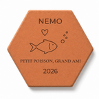 Tomette personnalisée Nemo, poisson et « Petit poisson, grand ami » gravés, sur fond blanc.