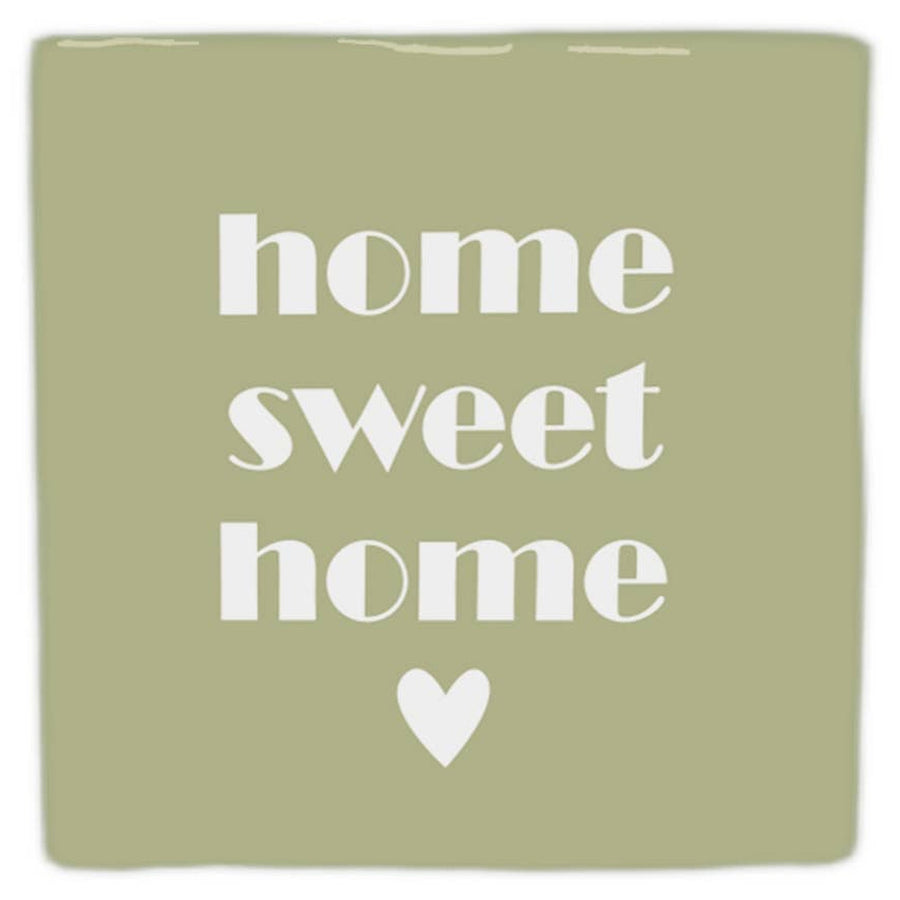 Carreau décoratif vert « Home sweet home » avec cœur blanc, vu de face sur fond blanc.