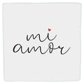 Carreau décoratif blanc « mi amor », lettres noires et petit cœur rouge, vu de face sur fond blanc.