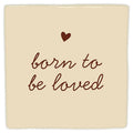 Carreau décoratif crème « born to be loved » avec cœur brun, vu de face sur fond blanc.