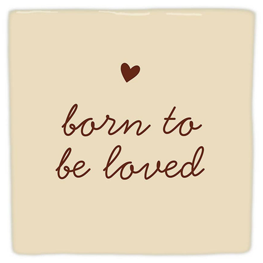 Carreau décoratif crème « born to be loved » avec cœur brun, vu de face sur fond blanc.