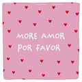 Carreau décoratif rose « More amor por favor » parsemé de petits cœurs rouges, vu de face sur fond blanc.
