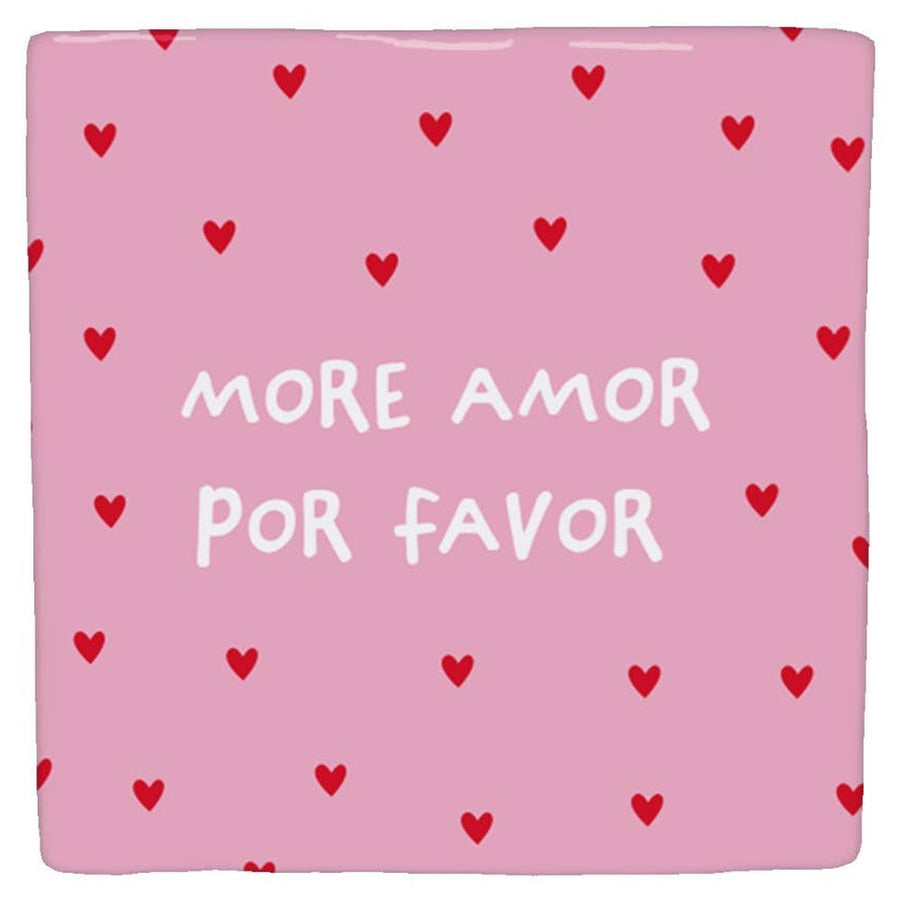 Carreau décoratif rose « More amor por favor » parsemé de petits cœurs rouges, vu de face sur fond blanc.