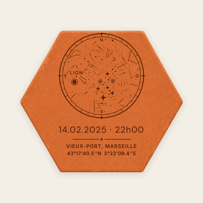 Aperçu : tomette hexagonale en terre cuite gravée d'une carte du ciel personnalisée en médaillon, avec la date, l'heure, le lieu et les coordonnées d'une rencontre