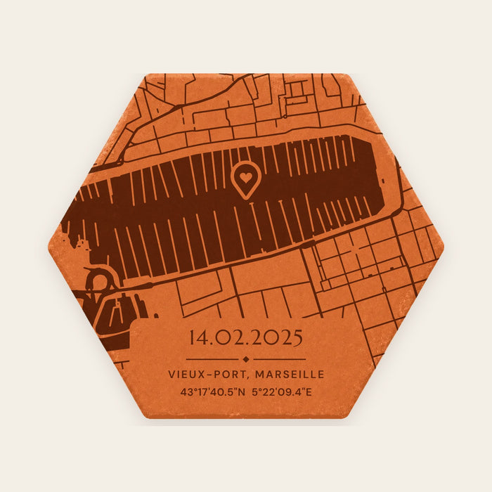 Aperçu provisoire d'une tomette hexagonale en terre cuite entièrement gravée de la carte du Vieux-Port de Marseille, repère épingle cœur et cartouche de texte