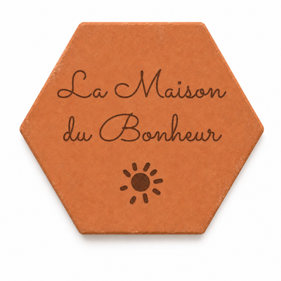 Cadeau crémaillère : tomette hexagonale personnalisée, terre cuite de Salernes gravée au laser pour la maison.