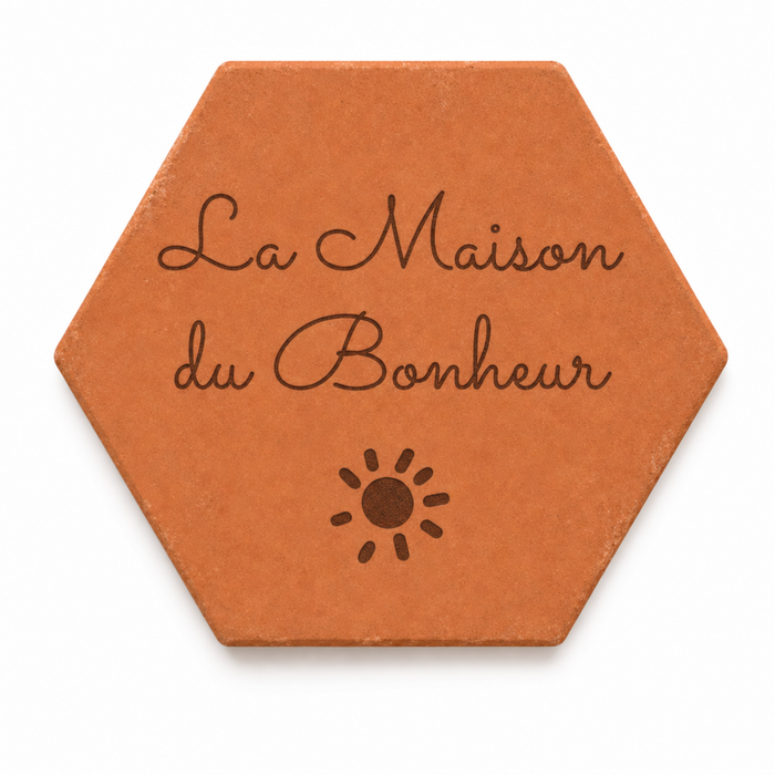 Cadeau crémaillère : tomette hexagonale personnalisée, terre cuite de Salernes gravée au laser pour la maison.