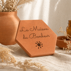 Cadeau crémaillère : tomette hexagonale personnalisée, terre cuite de Salernes gravée au laser pour la maison.