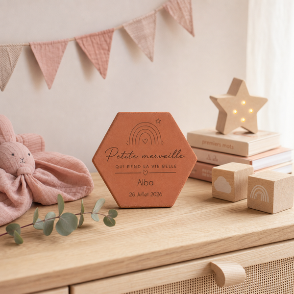 Cadeau naissance bébé : tomette hexagonale personnalisée, terre cuite de Salernes gravée au laser.