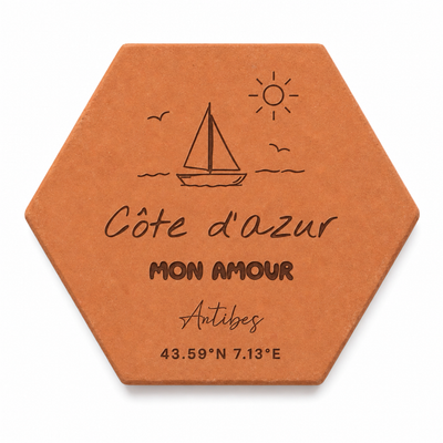 Souvenir de Provence : tomette hexagonale personnalisée, terre cuite de Salernes gravée au laser.