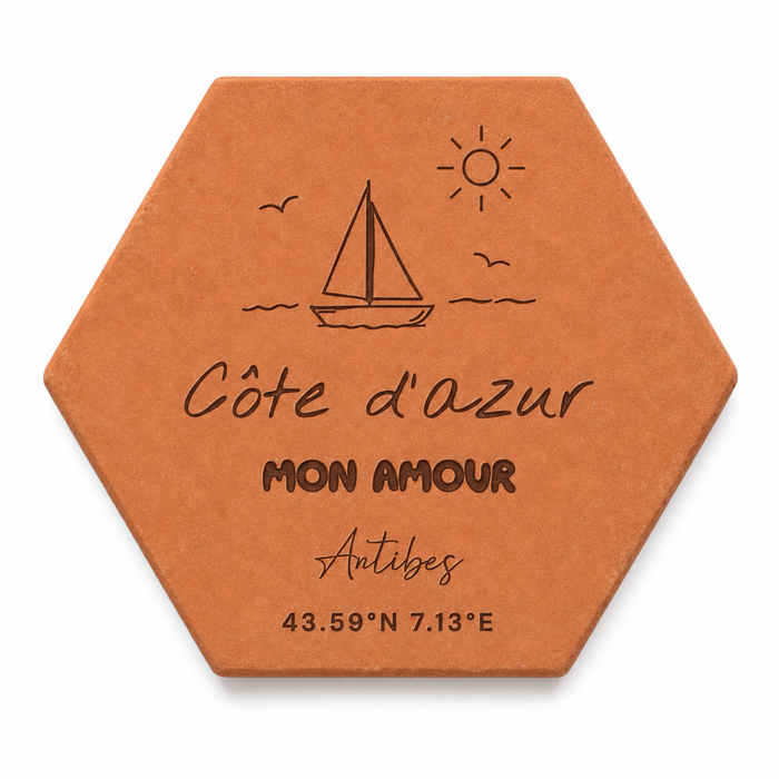 Souvenir de Provence : tomette hexagonale personnalisée, terre cuite de Salernes gravée au laser.