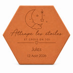 Tomette hexagonale Attrape les étoiles en terre cuite, personnalisée avec prénom et date de naissance — fond blanc