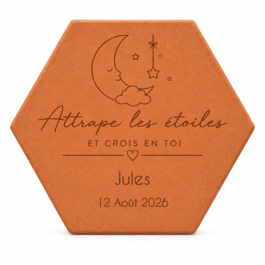 Tomette hexagonale Attrape les étoiles en terre cuite, personnalisée avec prénom et date de naissance — fond blanc