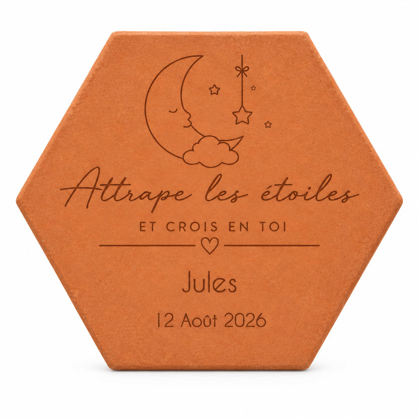 Hexagonal “Attrape les étoiles” terracotta tile, personalised with a name and date of birth — white background.