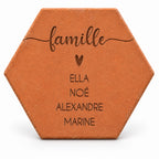 Tomette hexagonale en terre cuite avec motif famille et prénoms gravés — fond blanc