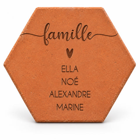 Tomette hexagonale en terre cuite avec motif famille et prénoms gravés — fond blanc