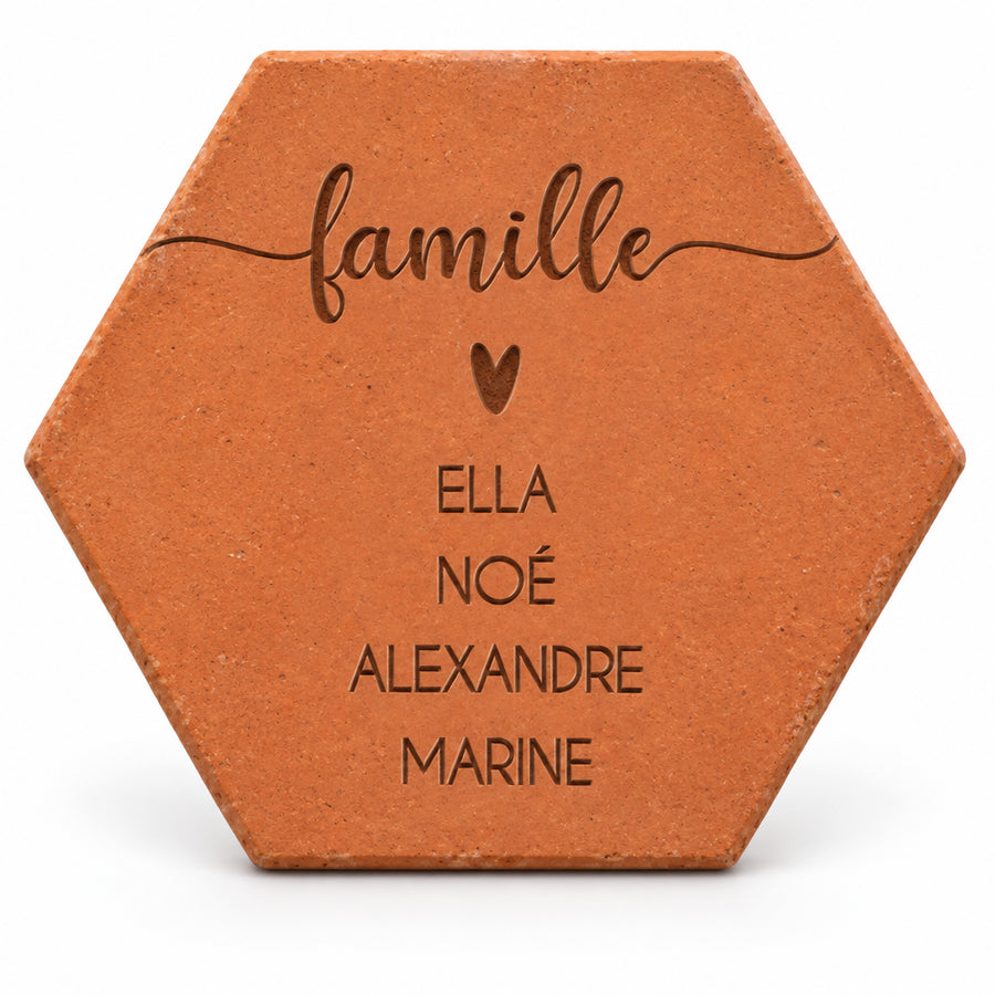 Tomette hexagonale en terre cuite avec motif famille et prénoms gravés — fond blanc