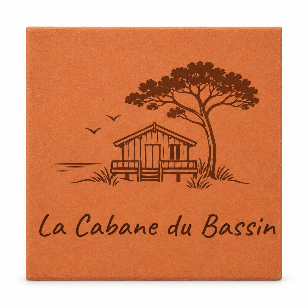 Plaque en terre cuite de Salernes motif Cabane, gravure laser, format hexagonal — fond blanc