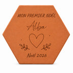 Tomette personnalisée « Mon premier Noël », Alba, cœur et année gravés, sur fond blanc.