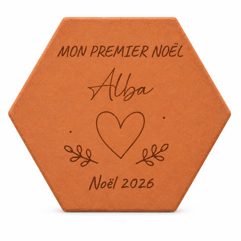 Tomette personnalisée « Mon premier Noël », Alba, cœur et année gravés, sur fond blanc.