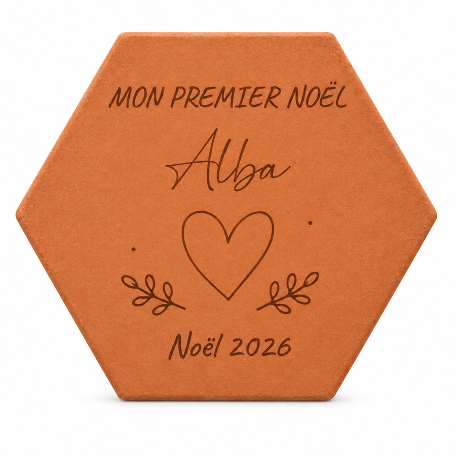 Tomette personnalisée « Mon premier Noël », Alba, cœur et année gravés, sur fond blanc.