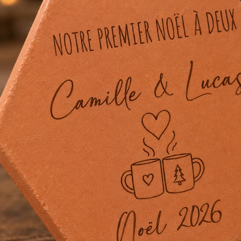 Détail des prénoms Camille et Lucas, des deux tasses et de Noël 2026 gravés.