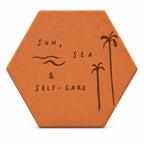 Tomette gravée « Sun, sea & self-care », vagues et palmiers, sur fond blanc.