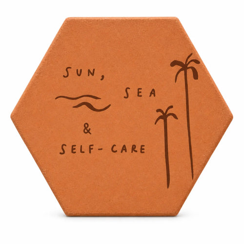 Decoración de playa para pared, «Sun, sea & self-care», olas y palmeras grabados, sobre fondo blanco.