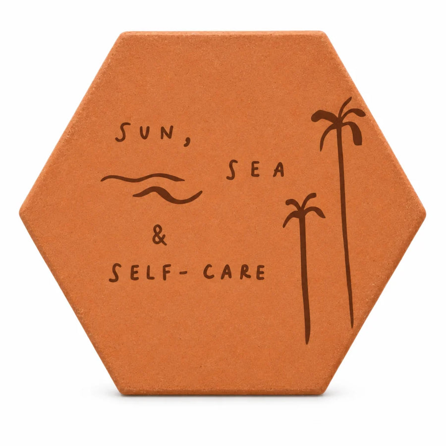 Tomette gravée « Sun, sea & self-care », vagues et palmiers, sur fond blanc.