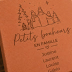 Gros plan sur la famille devant les sapins et les prénoms Justine, Laurent, Louise et Gabin gravés.
