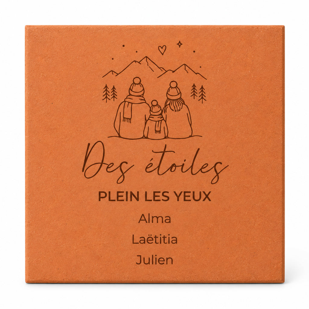 Carreau personnalisé « Des étoiles plein les yeux », famille en montagne et trois prénoms gravés, sur fond blanc.