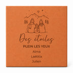 Carreau personnalisé « Des étoiles plein les yeux », famille en montagne et trois prénoms gravés, sur fond blanc.