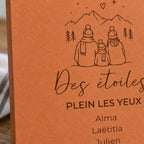 Détail de la famille devant les montagnes et des prénoms Alma, Laëtitia et Julien gravés.