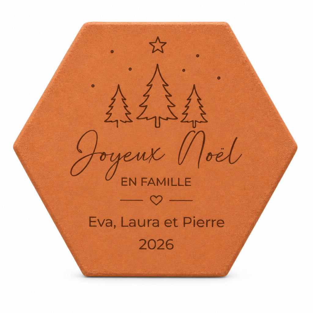 Tomette de Noël personnalisée « Joyeux Noël en famille », trois prénoms et sapins gravés, sur fond blanc.