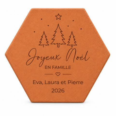 Tomette de Noël personnalisée « Joyeux Noël en famille », trois prénoms et sapins gravés, sur fond blanc.