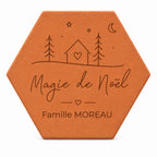 Tomette de Noël personnalisée « Magie de Noël », Famille Moreau et petite maison gravées, sur fond blanc.
