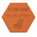 Cadeau pour une nouvelle maison : tomette « Les jours heureux chez Julie et Nathan » et chaise longue gravées, sur fond blanc.