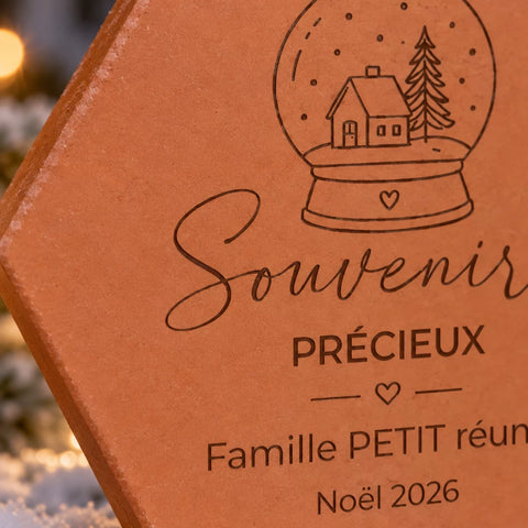 Détail de la boule à neige, de la maison et du message Souvenirs précieux gravés.