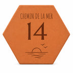 Plaque de rue en tomette La mer, gravée, avec nom de rue et numéro — fond blanc