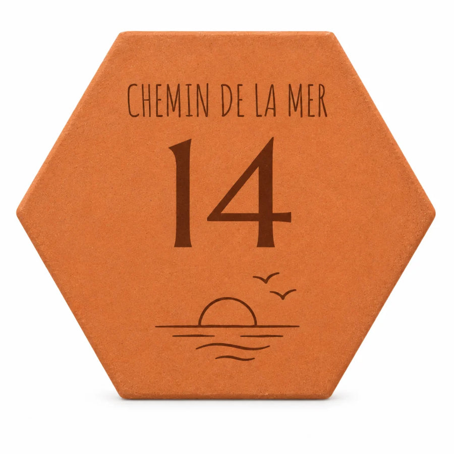 Plaque de rue en tomette La mer, gravée, avec nom de rue et numéro — fond blanc