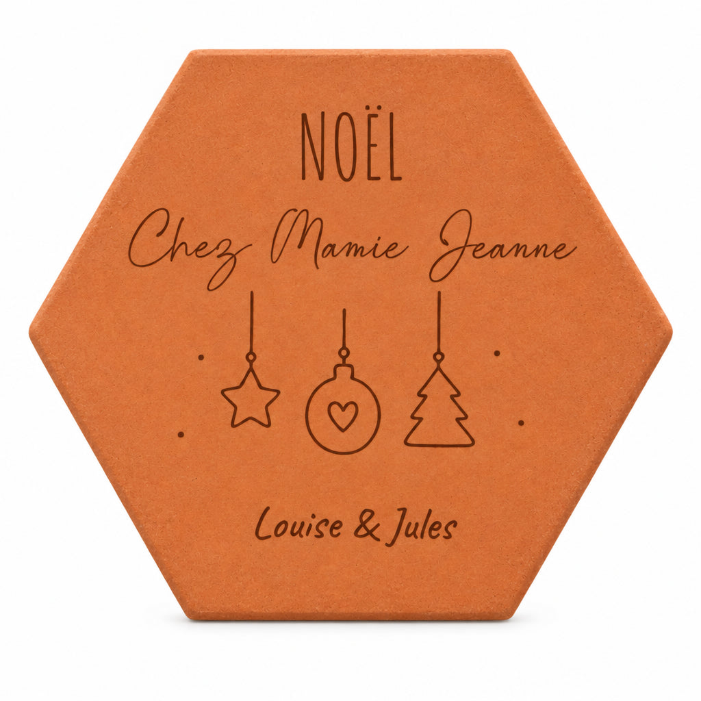 Tomette personnalisée « Noël chez Mamie Jeanne », Louise et Jules et décorations gravés, sur fond blanc.