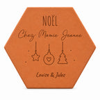 Tomette personnalisée « Noël chez Mamie Jeanne », Louise et Jules et décorations gravés, sur fond blanc.