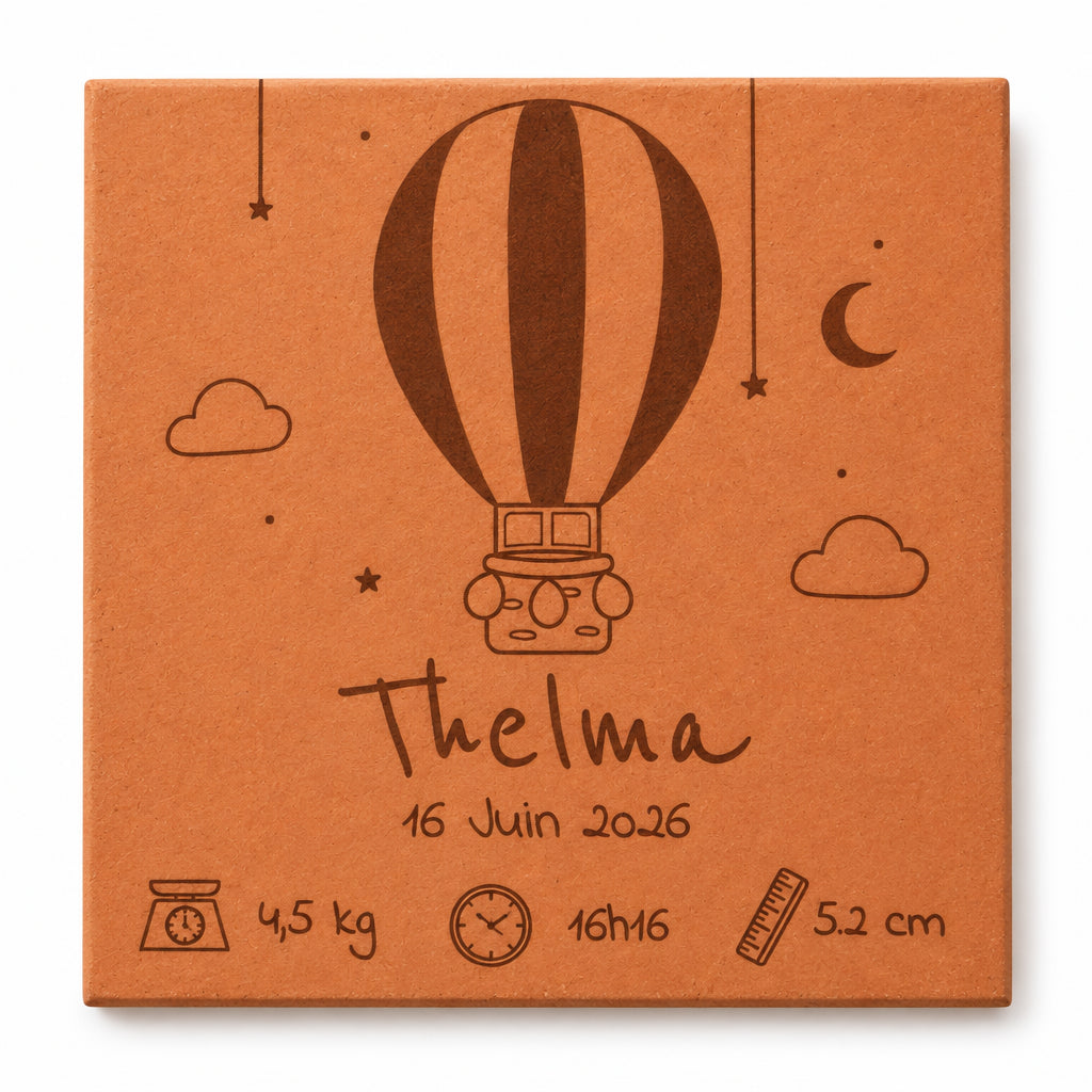 Tomette en terre cuite motif Faire part Montgolfière, avec prénom et date gravés — fond blanc