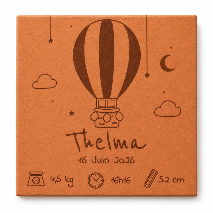 Tomette en terre cuite motif Faire part Montgolfière, avec prénom et date gravés — fond blanc