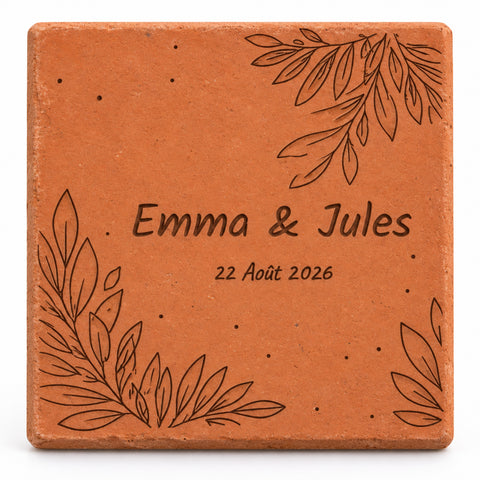 Tomette carrée en terre cuite avec motif brindilles couple, deux prénoms et une date gravés — fond blanc