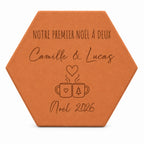Tomette personnalisée « Notre premier Noël à deux », Camille et Lucas et deux tasses gravés, sur fond blanc.