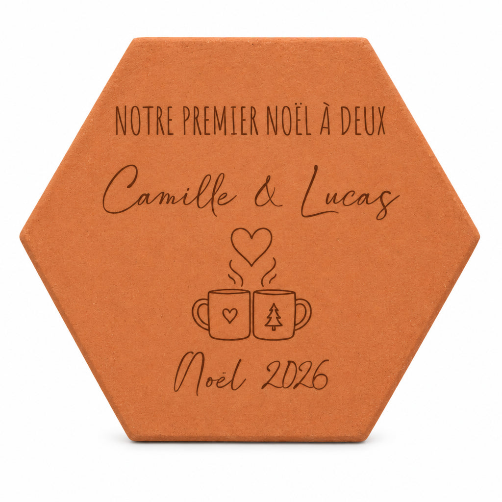 Tomette personnalisée « Notre premier Noël à deux », Camille et Lucas et deux tasses gravés, sur fond blanc.