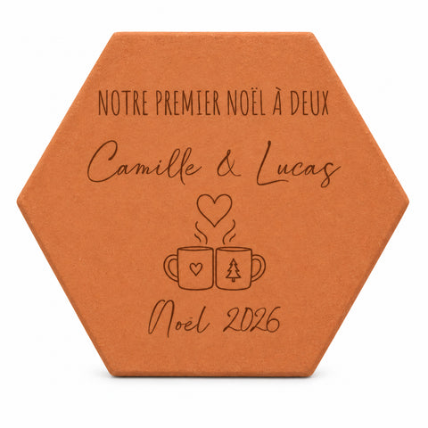 Tomette personnalisée « Notre premier Noël à deux », Camille et Lucas et deux tasses gravés, sur fond blanc.
