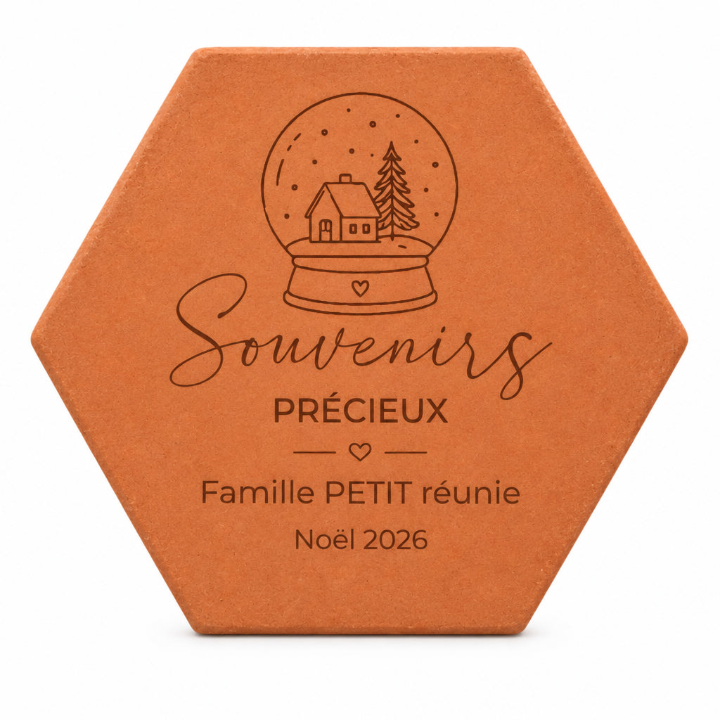 Tomette de Noël personnalisée « Souvenirs précieux », Famille Petit et boule à neige gravées, sur fond blanc.