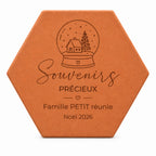Tomette de Noël personnalisée « Souvenirs précieux », Famille Petit et boule à neige gravées, sur fond blanc.
